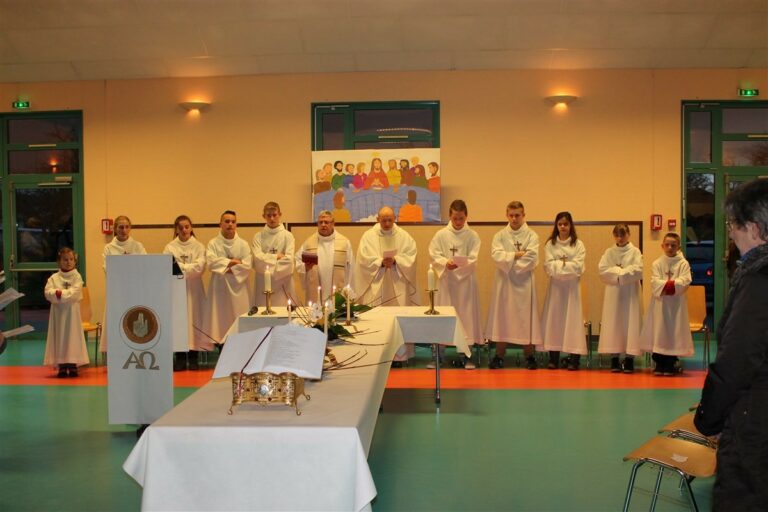 Célébration du JEUDI-SAINT dans la salle de la Tuilerie Célébration du JEUDI-SAINT dans la salle de la Tuilerie