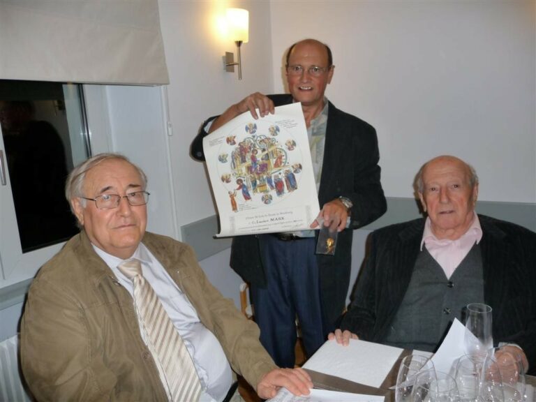 Médaille et diplôme au président honoraire de la chorale Médaille et diplôme au président honoraire de la chorale