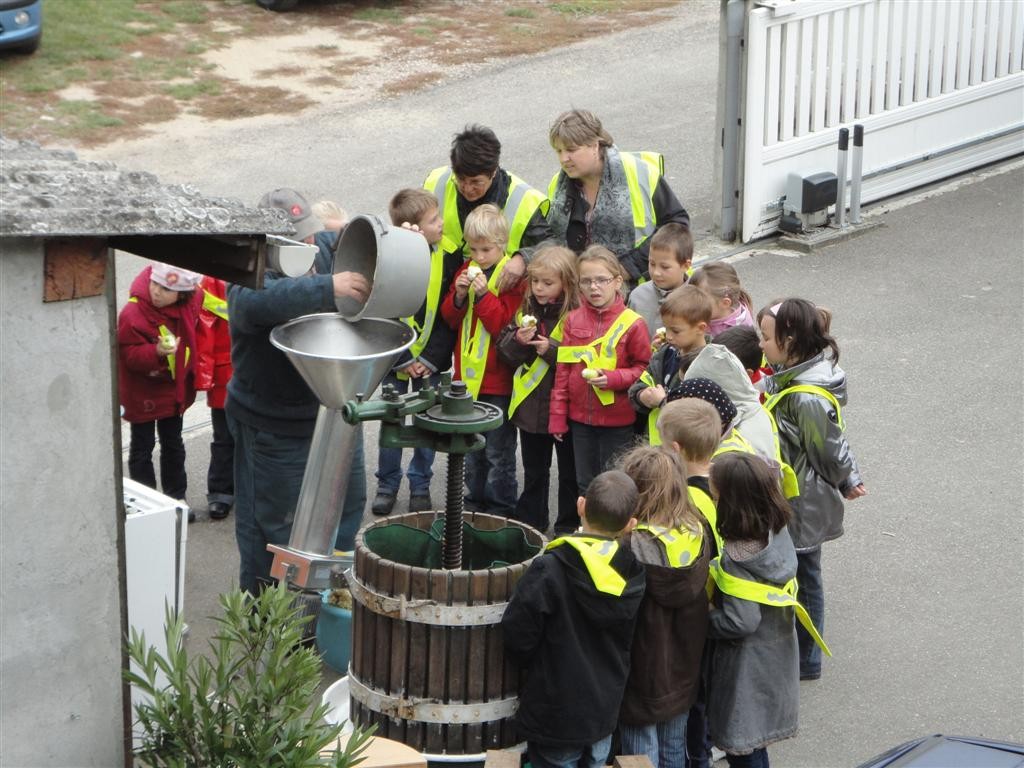Démonstration de pressage de jus de pomme pour les élèves - 16/10/2010 Démonstration de pressage de jus de pomme pour les élèves - 16/10/2010