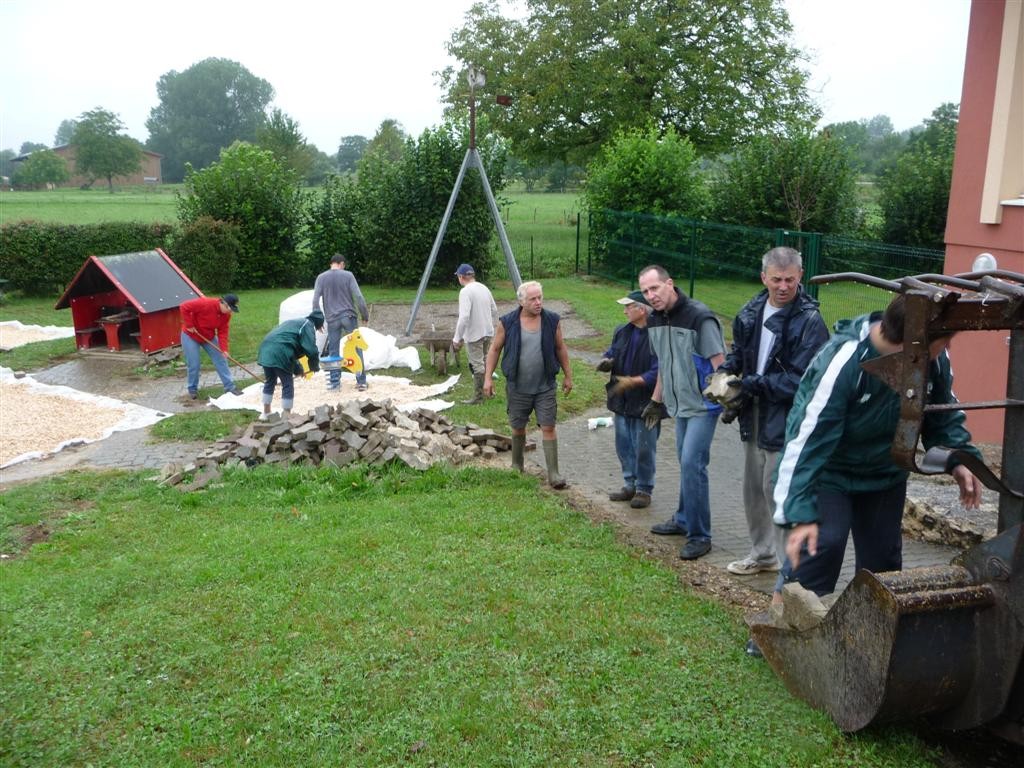 Un nouvel agrès pour le terrain de jeux l’école Un nouvel agrès pour le terrain de jeux l’école
