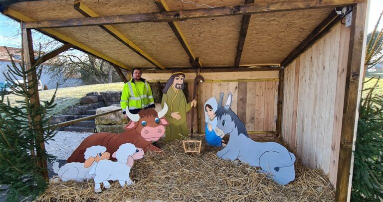 Une crèche de Noël installé dans le village Une crèche de Noël installé dans le village